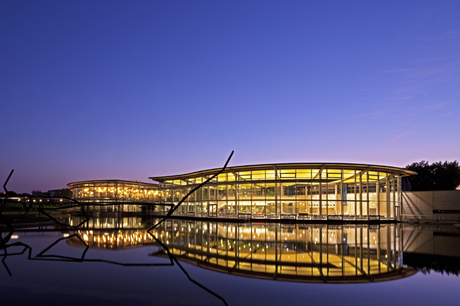 Daemmerungsaufnahme Architekturfotografie Blaue Stunde Mensagebäude und Bibliothek der Hochschule Regensburg See Spiegelung