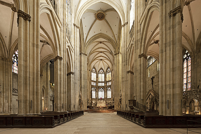 postproduktion digitale bildbearbeitung Architektursimulation Dom St. Peter Regensburg Versetzung des barocken Chorgestuehls zur Mitte digitale Bildbearbeitung Bildretusche Innenraumansicht Kirchenschiff